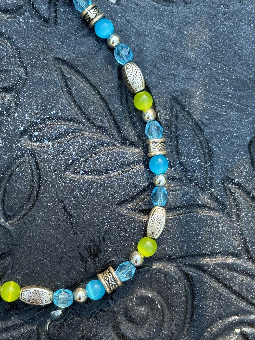 Beautiful beaded necklace - Picture 2 of 3